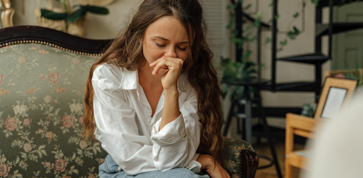 psycholog w Białymstoku wspierająca młodą dziewczynę w depresji i zmaganiu z lękami