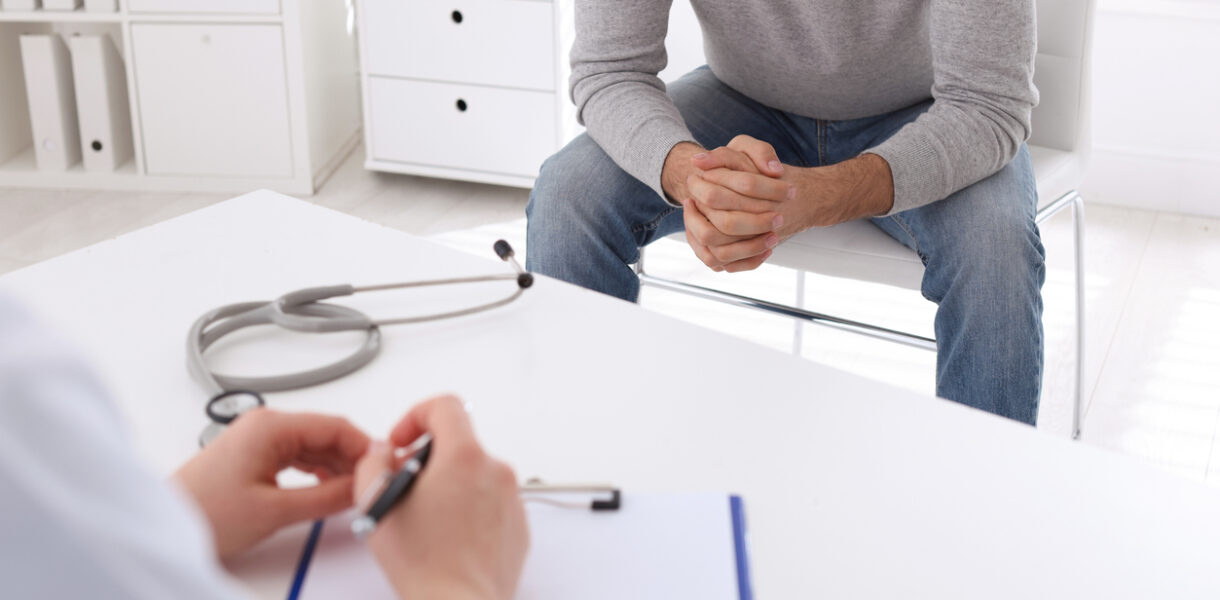 Lekarz tłumaczy mężczyźnie, jak podnieść testosteron naturalnie