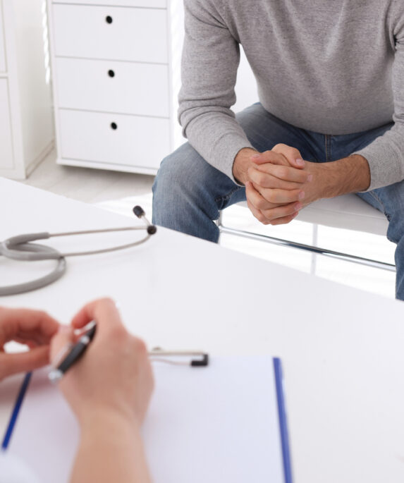 Lekarz tłumaczy mężczyźnie, jak podnieść testosteron naturalnie